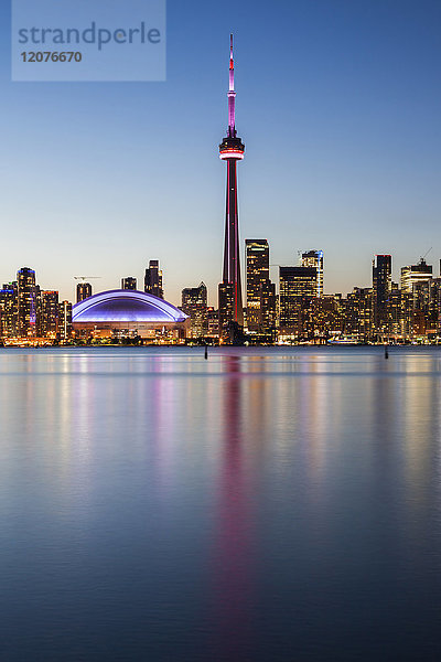 Kanada  Ontario  Toronto  Skyline bei Nacht