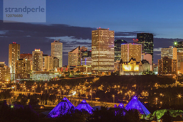 Kanada  Alberta  Edmonton  Stadtbild in der Abenddämmerung