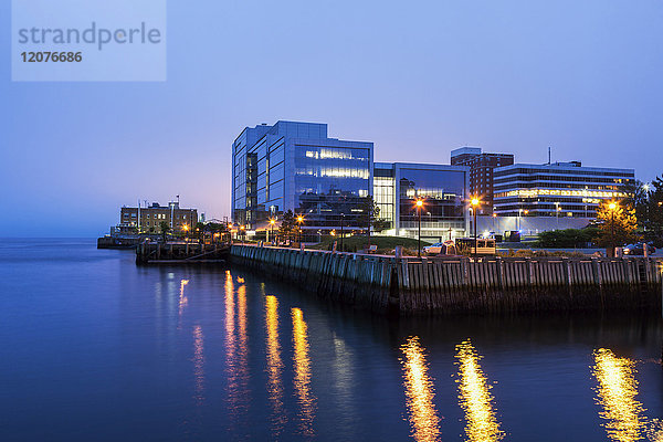 Kanada  Nova Scotia  Halifax  Stadt in der Abenddämmerung