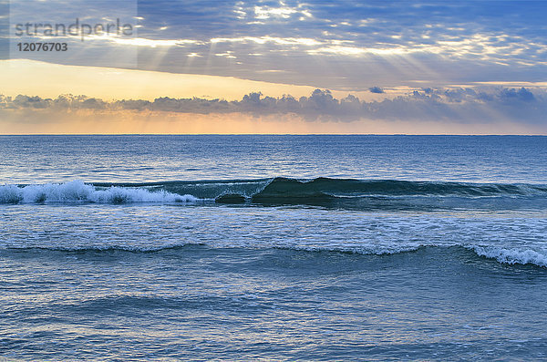 USA  Florida  Meereswellen bei Sonnenuntergang