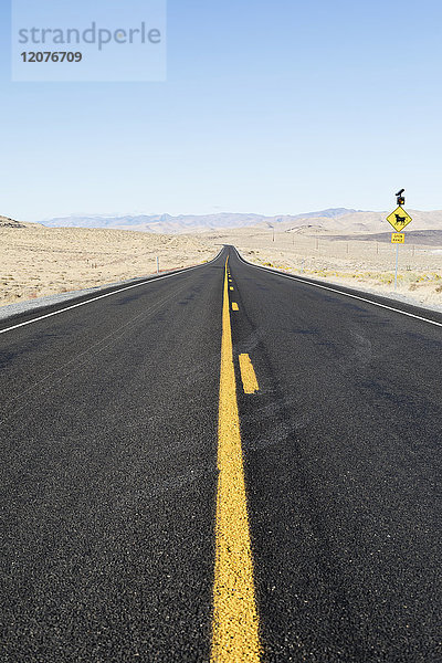 USA  Nevada  Highway 50  Klarer Himmel über leerer Straße