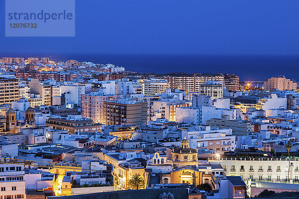 Spanien  Andalusien  Almeria  Stadtbild mit Meer in der Abenddämmerung