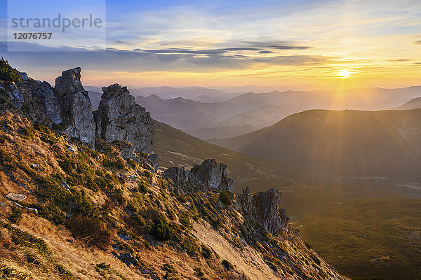 Ukraine  Gebiet Iwano-Frankiwsk  Bezirk Werchowyna  Karpaten  Chornohora  Sonnenaufgang über dem Berg Shpytsi