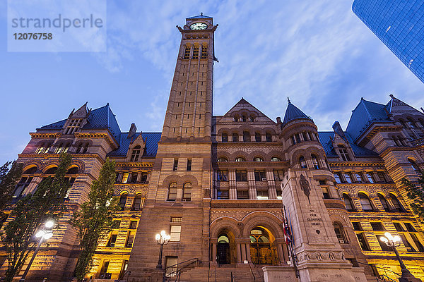Kanada  Ontario  Toronto  Altes Rathaus in der Abenddämmerung