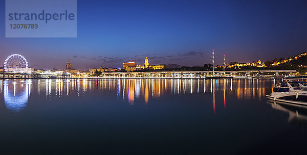 Spanien  Andalusien  Sevilla  Skyline in der Abenddämmerung