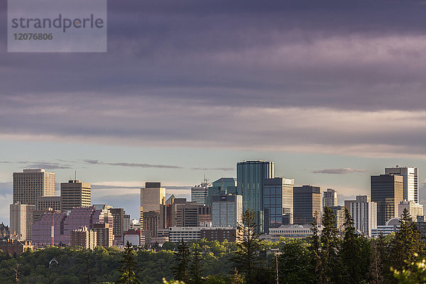 Kanada  Alberta  Edmonton  Stadtbild mit stimmungsvollem Himmel