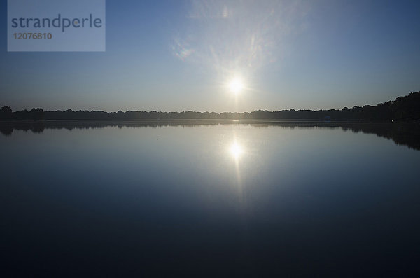 Die Sonne geht über dem See auf