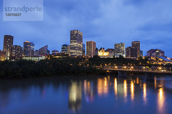 Kanada  Alberta  Edmonton  Uferpromenade in der Abenddämmerung