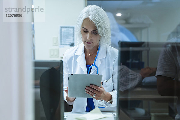 Arzt mit digitalem Tablet