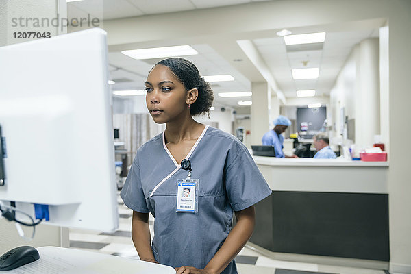Krankenschwester  die einen Computer benutzt