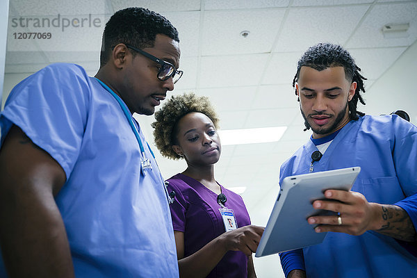 Krankenschwestern diskutieren über das digitale Tablet