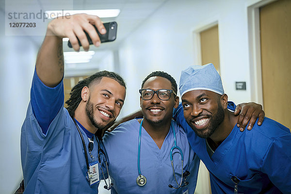 Lächelnde Krankenschwestern posieren für ein Selfie mit dem Handy