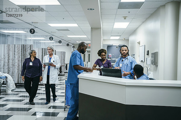 Ärzte und Krankenschwestern im Krankenhaus