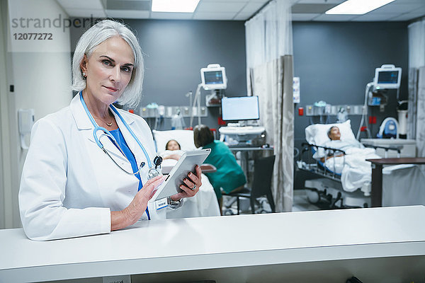 Arzt benutzt digitales Tablet im Krankenhaus
