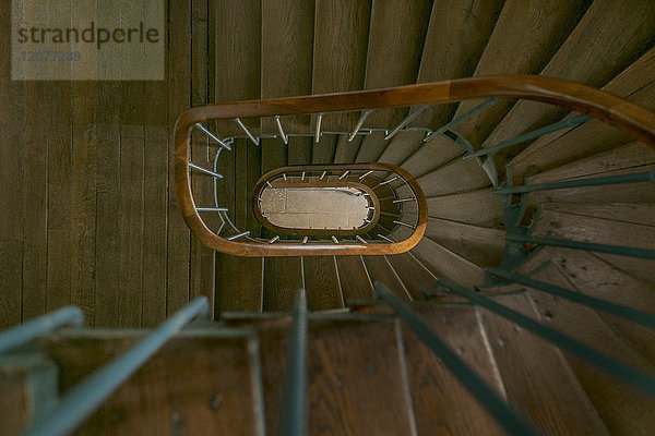 Blick von oben auf die Wendeltreppe