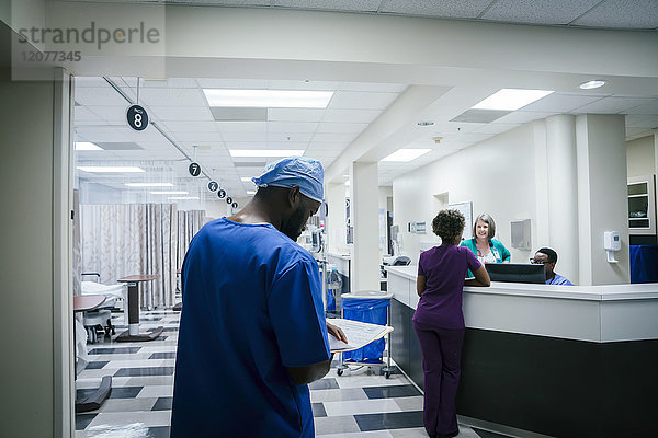 Krankenschwester liest Papierkram im Krankenhaus