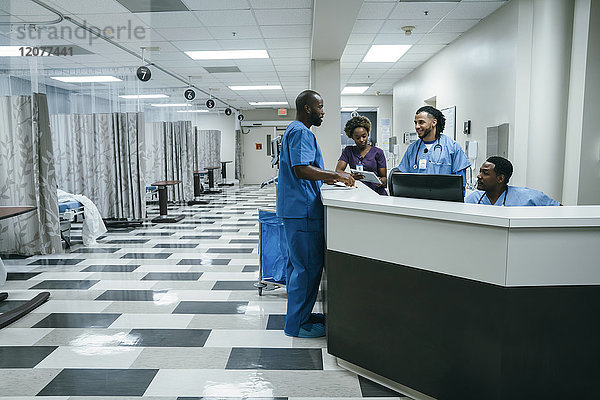 Krankenschwestern sprechen im Krankenhaus