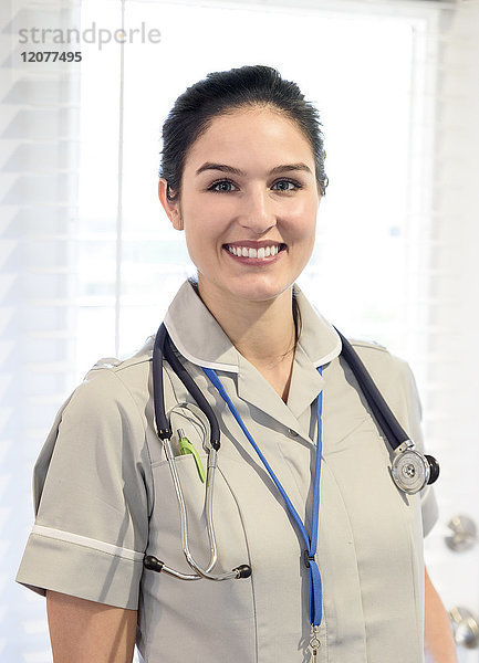 Porträt einer lächelnden kaukasischen Krankenschwester mit Stethoskop