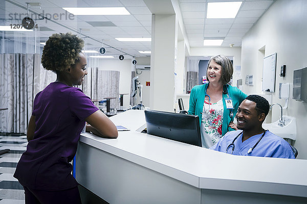 Arzt und Krankenschwestern im Gespräch im Krankenhaus