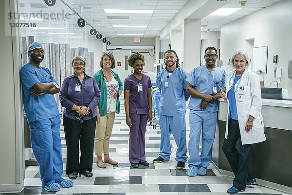 Porträt eines lächelnden Ärzteteams im Krankenhaus