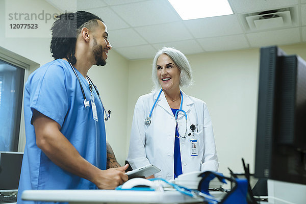 Lächelnder Arzt und Krankenschwester im Gespräch