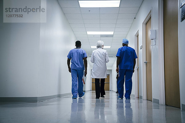 Arzt und Krankenschwestern gehen im Krankenhaus spazieren