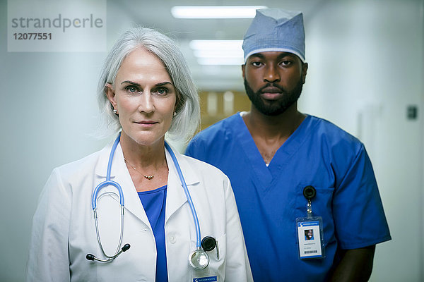 Porträt eines seriösen Arztes und einer Krankenschwester