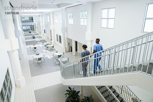 Krankenschwestern  die eine Treppe hinabsteigen