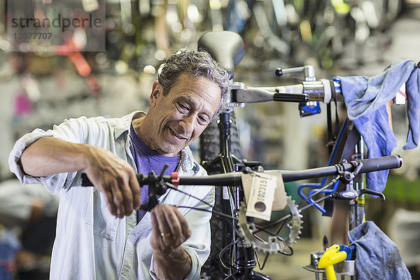Weißer Mann repariert Bremsen am Fahrrad