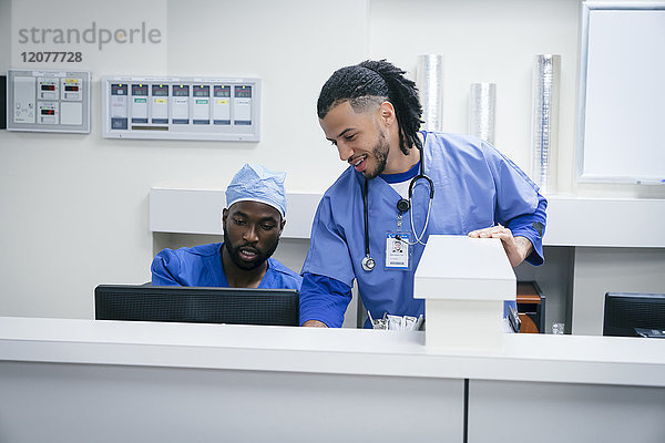 Krankenschwestern benutzen Computer im Krankenhaus