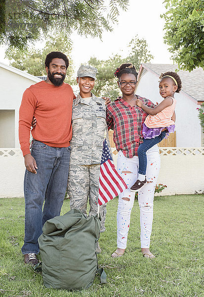 Porträt einer schwarzen Soldatin mit Familie