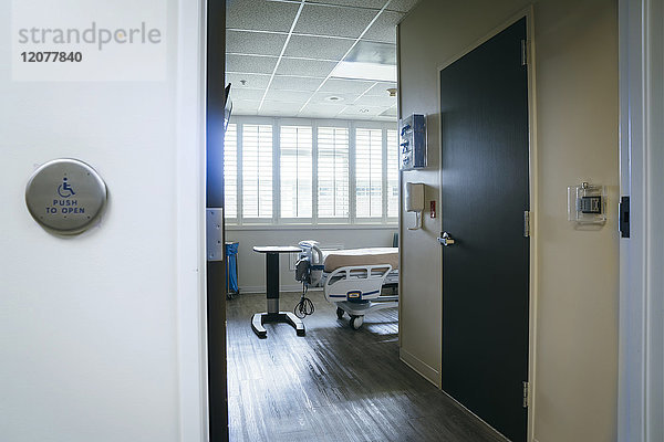 Tür zu einem leeren Krankenhauszimmer
