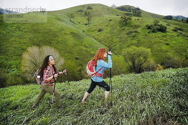 Frauen wandern mit Wanderstöcken