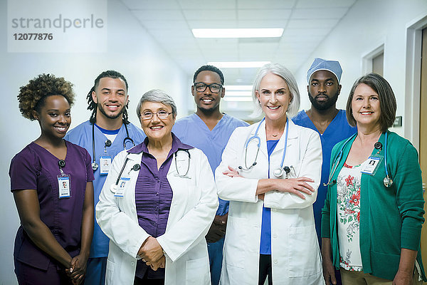 Porträt eines lächelnden medizinischen Teams