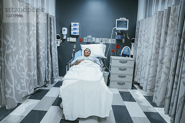 Gemischtrassiger Patient schläft im Krankenhausbett