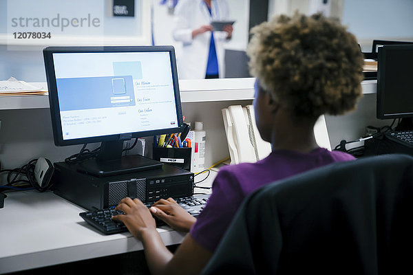Krankenschwester benutzt Computer im Krankenhaus