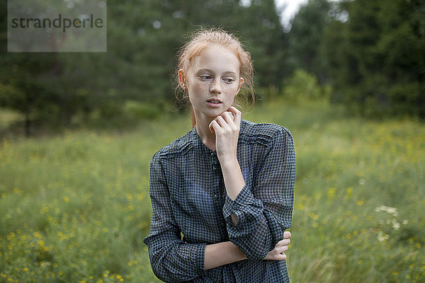 Porträt eines kaukasischen Mädchens auf einem Feld