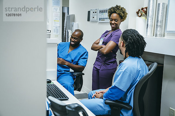 Lachende Krankenschwestern im Krankenhaus