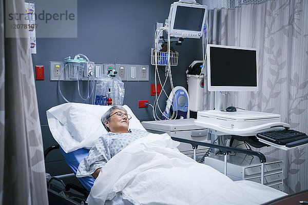 Gemischtrassiger Patient im Krankenhausbett