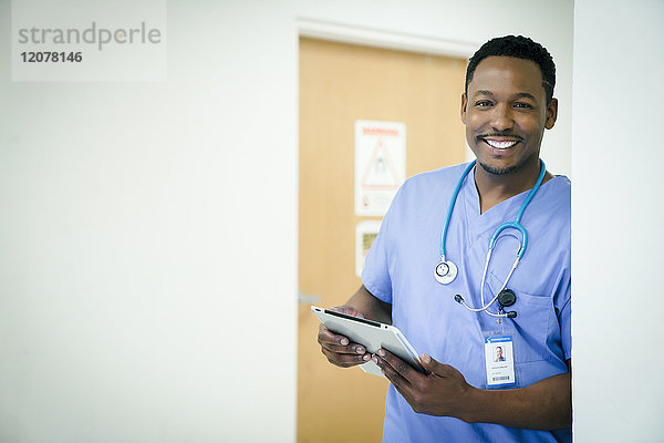 Porträt einer lächelnden schwarzen Krankenschwester mit digitalem Tablet