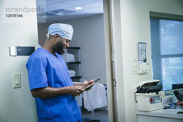Lächelnde schwarze Krankenschwester mit digitalem Tablet