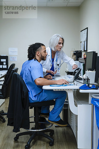 Arzt und Krankenschwester am Computer