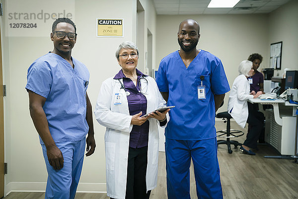 Porträt eines lächelnden Arztes und einer Krankenschwester