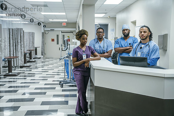 Porträt von ernsthaften Krankenschwestern im Krankenhaus