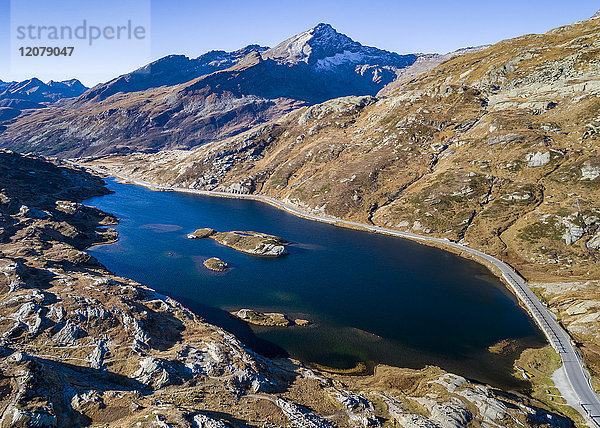 Schweiz  Kanton Graubünden  Schweizer Alpen  San Bernardino Pass  Passo del San Bernardino und See