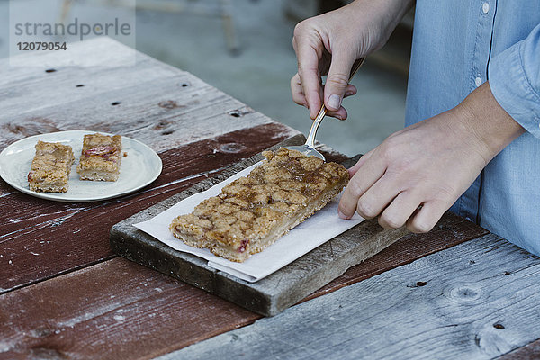Italien  Frau bereitet Frühstückstisch auf der Terrasse vor  Teilansicht