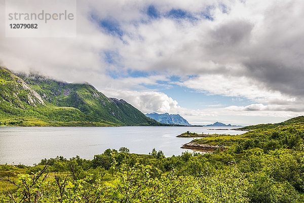 Norwegen  Nordland  Vestvagoey  Insel Lofoten  Blick auf die Küste