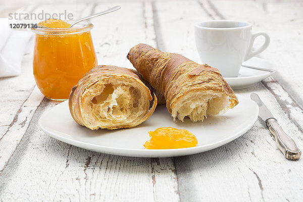 Croissant-Frühstück  Aprikosenmarmelade und Tasse Kaffee