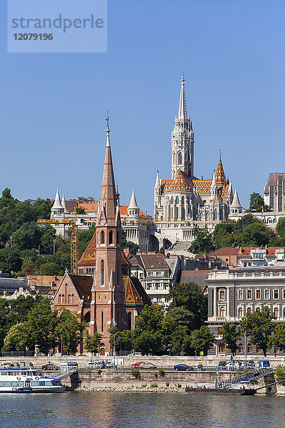 Ungarn  Budapest  Buda Calvinistische Kirche und Matthiaskirche