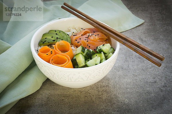 Sushi-Schale mit Lachs  Gurke  Avocado  Reis und Karotte